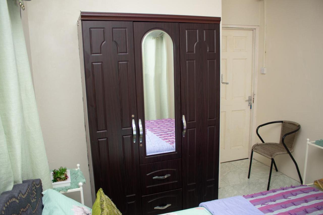 Pri Guest House Arnos Vale ภายนอก รูปภาพ